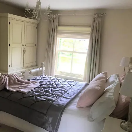 Country Chic In Unique English Village *